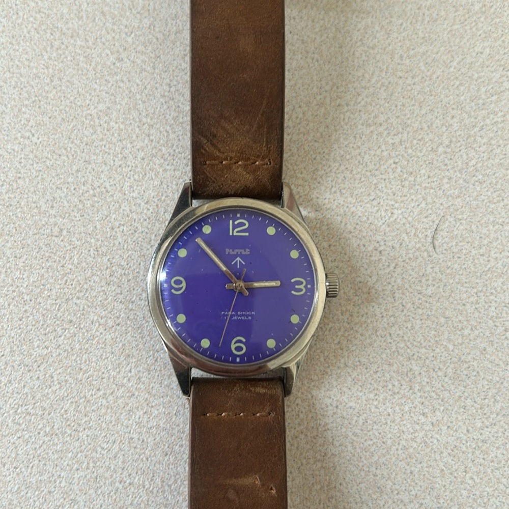 Vintage Janata wind up watch with leather band. Para shock 17 jewels.